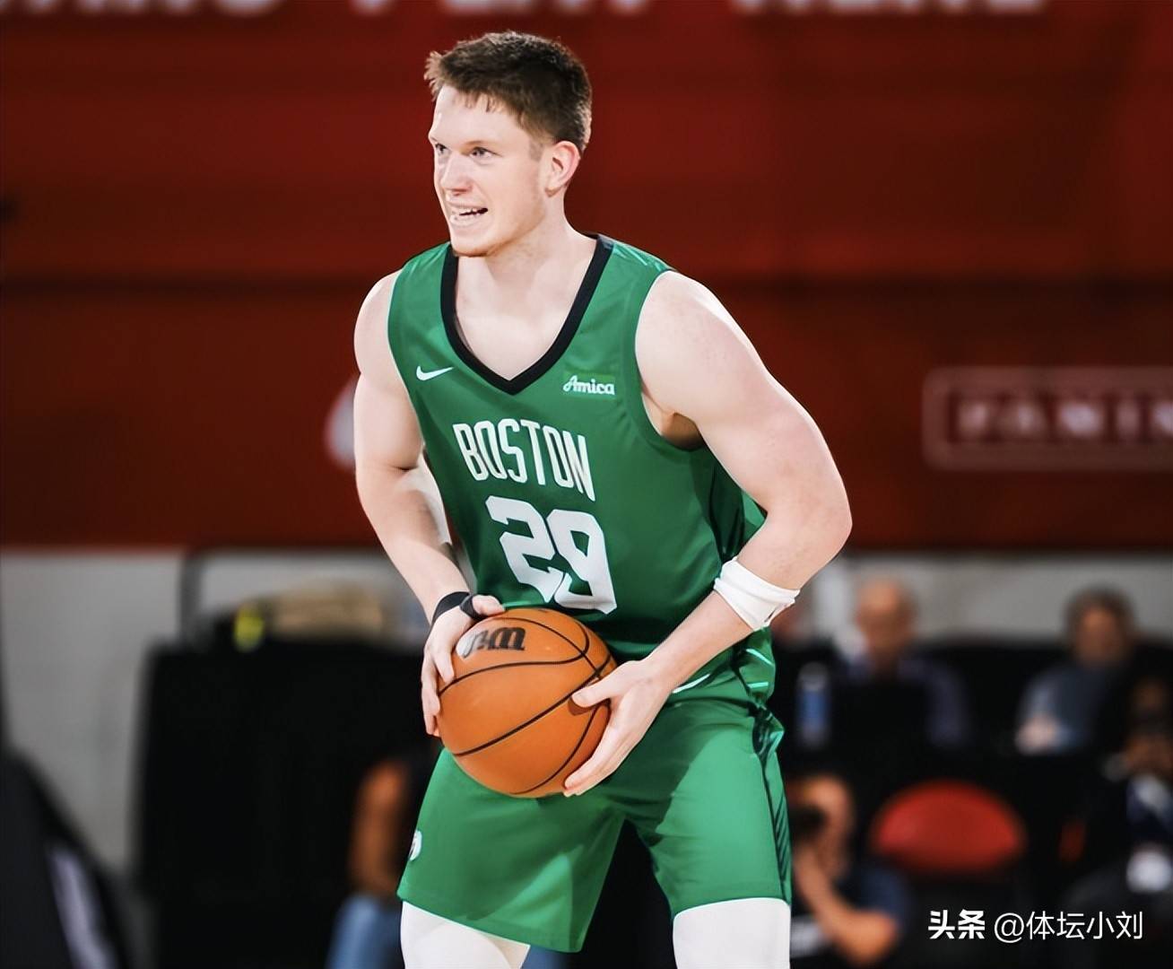 包含里程碑夜！犹他爵士官宣签约，NBA常规赛今晨刷纪录，悬念犹存，资深球员宣示担当的词条