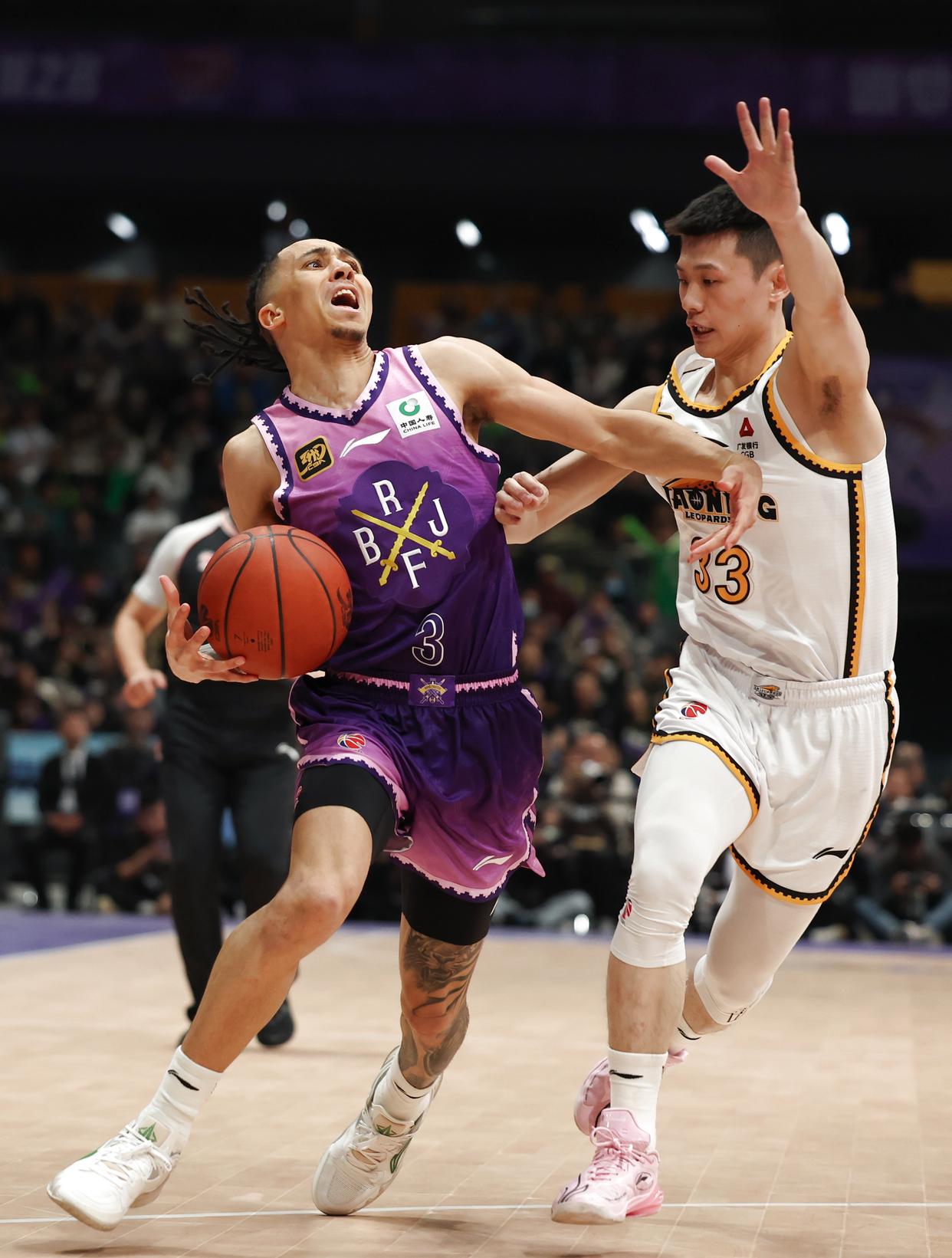 清晨CBA季后赛传出新动向，本菲卡外线爆发，管理层表态：话题不断，心理建设被强调 