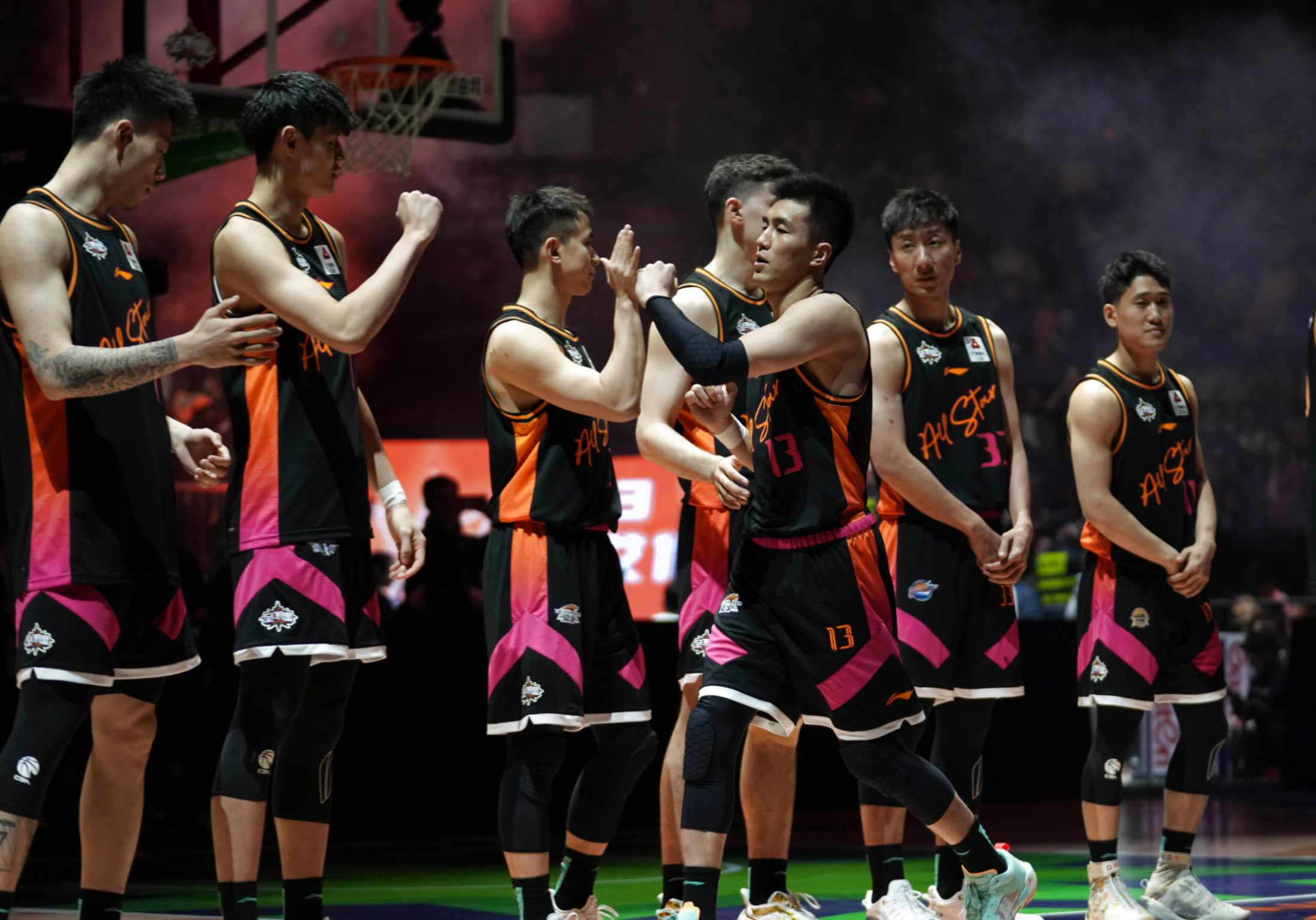 清晨CBA季后赛传出新动向，本菲卡外线爆发，管理层表态：话题不断，心理建设被强调 