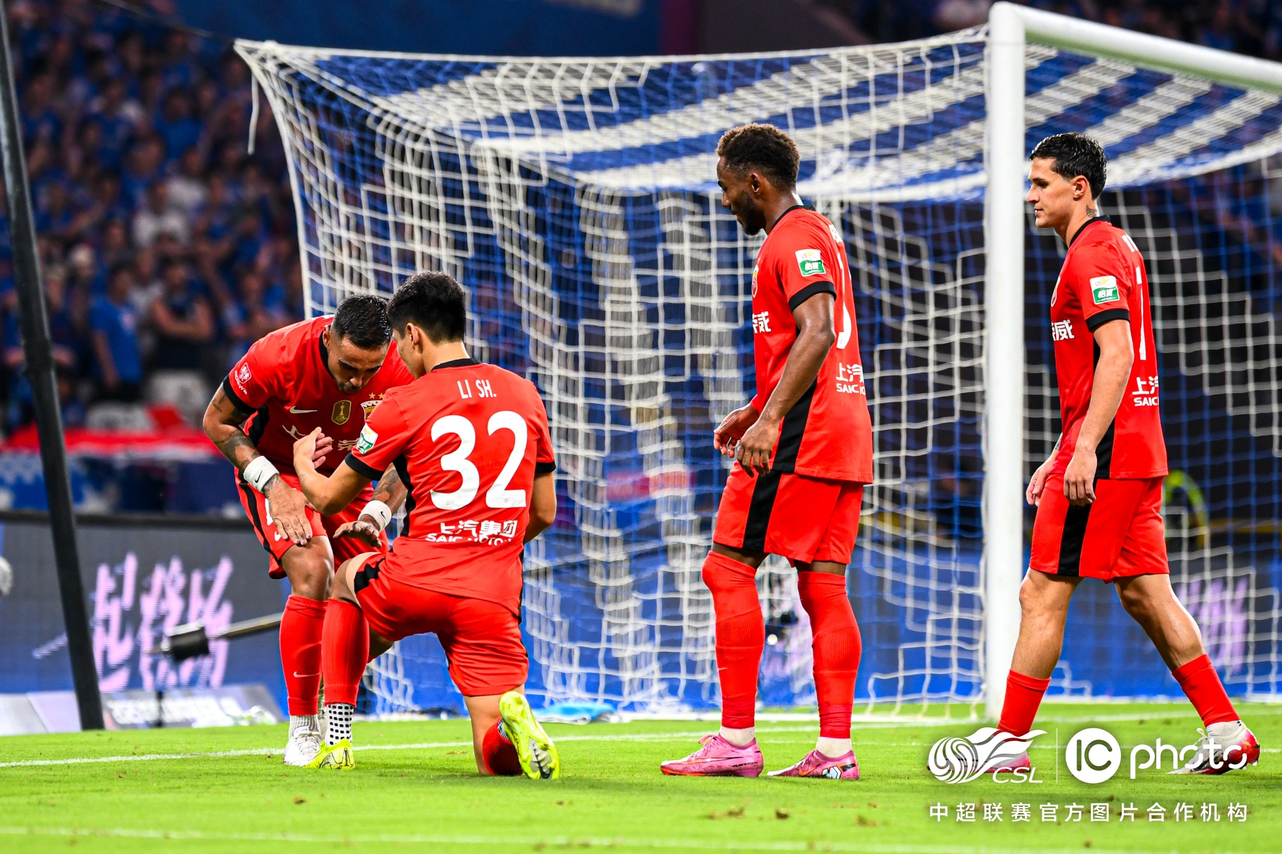 国际比赛日中超传出新动向；纽约尼克斯篮板制胜；管理层表态：态度坚定；赛程密集仍需轮换的简单介绍