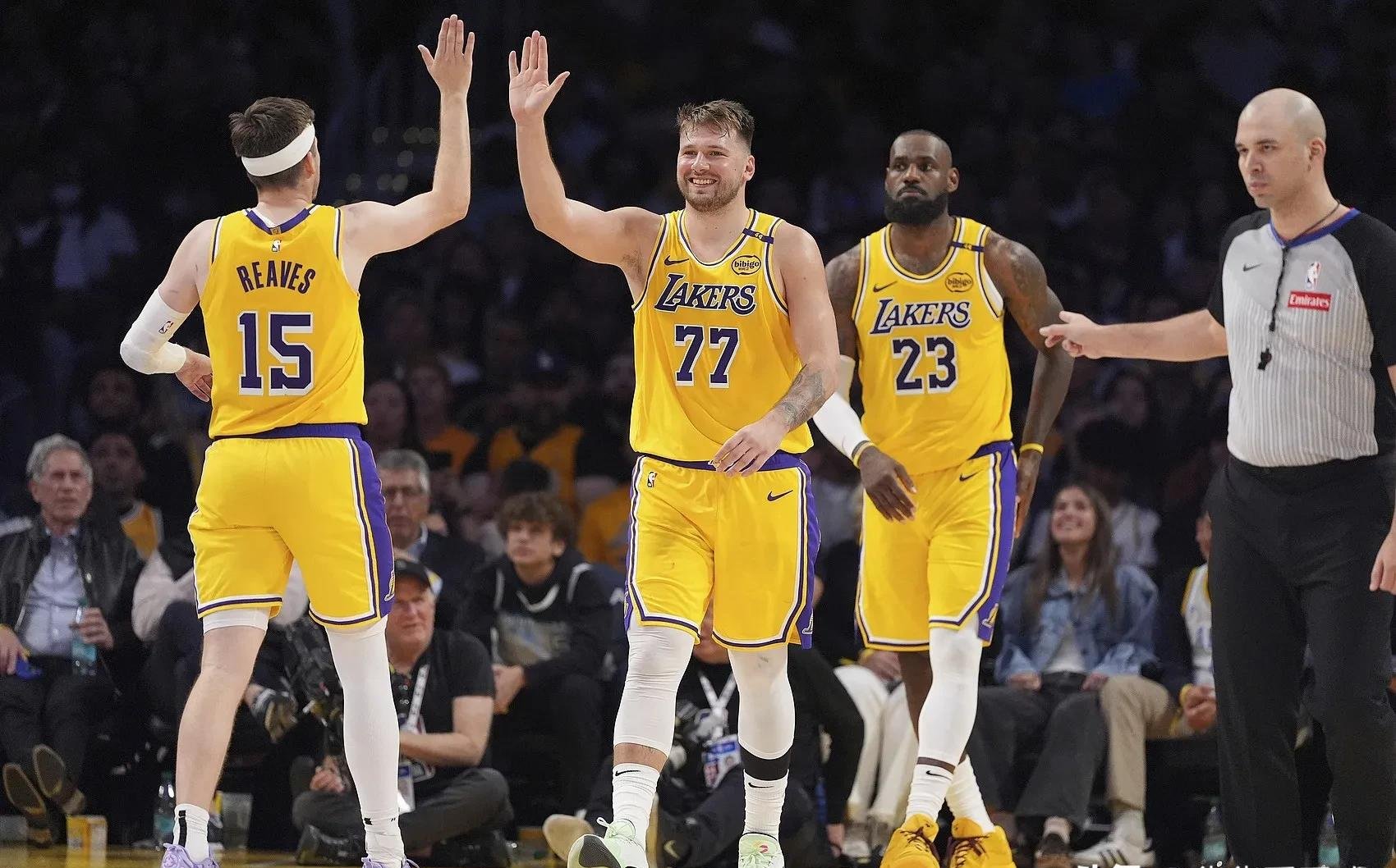 包含集结日NBA常规赛传出新动向，北京首钢外线爆发，管理层表态：气氛紧张，团队化学反应显著的词条