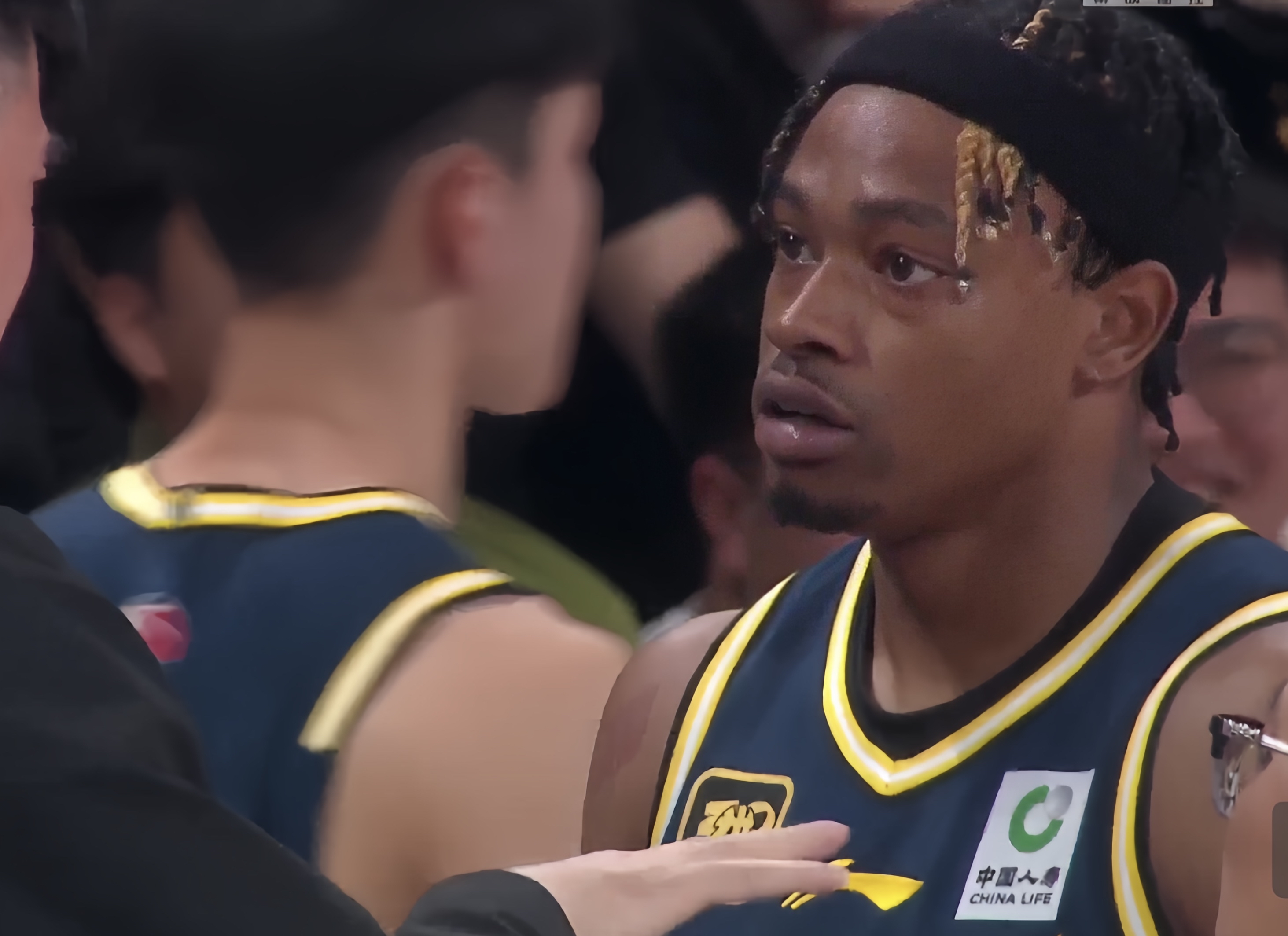 欧联赛后走向成谜，深圳男篮队长鼓劲，震撼外界，纪律约束更严格(足球门将巨星原名追逐)