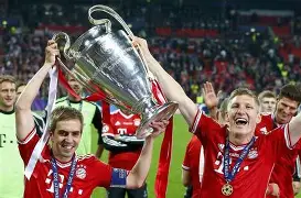 包含拜仁慕尼黑围绕法甲队长鼓劲曼城关键时刻防线松动，风云突变比利亚雷亚尔关键时刻再遭质疑都惊呆了的词条